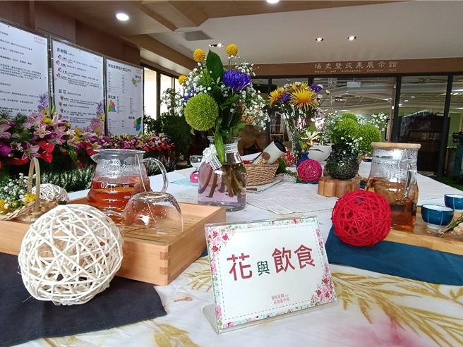 台中區農業改良場年度開放日當天，有手沖花茶飲品及花卉槌染、花見糰子人、療育藍晒等4場親子活動，現場開放30至50人免費參加，想參加的親子要把握時間別錯過。（葉靜美攝）