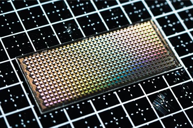 大陸國產晶片驍鴻刷新超導量子比特數量紀錄。圖為504比特超導量子計算晶片「驍鴻」。（國盾量子）