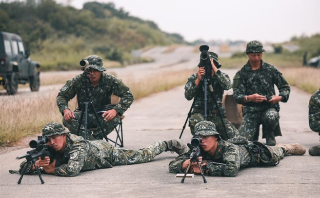 陸軍10軍團狙擊組本週連3日展開實彈射擊訓練，官兵使用T93K1狙擊槍，展現「百步穿楊」美技。( 青年日報提供 )