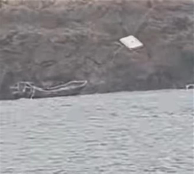 北竿漁民用手機錄下大陸漁民登上高登島無人礁畫面。（翻攝馬祖資訊網）