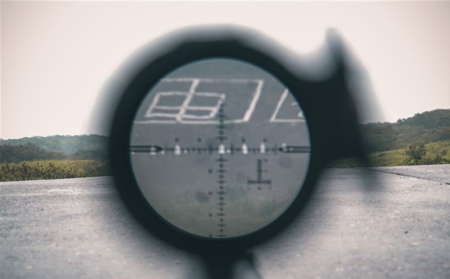 陸軍10軍團狙擊組本週連3日展開實彈射擊訓練，官兵使用T93K1狙擊槍，展現「百步穿楊」美技。( 青年日報提供 )