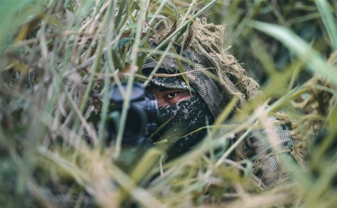 陸軍10軍團狙擊組本週連3日展開實彈射擊訓練，官兵使用T93K1狙擊槍，展現「百步穿楊」美技。( 青年日報提供 )