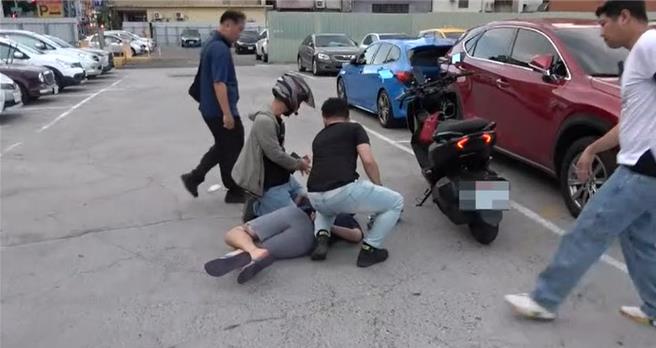 警方趁26歲蔡姓男子到停車場準備上工時上前逮人。（翻攝照片／洪靖宜高雄傳真）