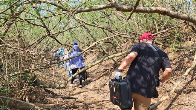 澎湖開辦軍事地景走讀，30人披荊斬棘尋找失落的日軍據點。圖為日軍留下的「反戰車壕」遺跡。（許逸民攝）