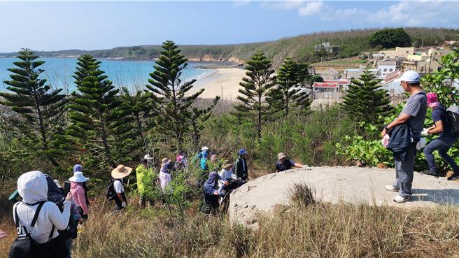 澎湖開辦軍事地景走讀，30人披荊斬棘尋找失落的日軍據點。圖為日軍時期興建的碉堡，用來防禦美軍的小池角登陸作戰。（許逸民攝）