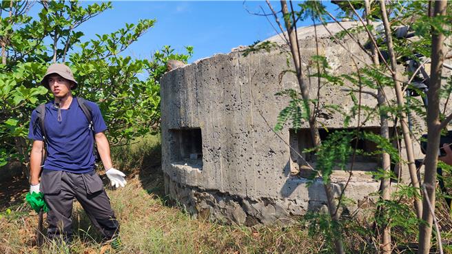 澎湖開辦軍事地景走讀，30人披荊斬棘尋找失落的日軍據點。圖為講師魏以恩說明日軍和國民政府時期碉堡差異。（許逸民攝）