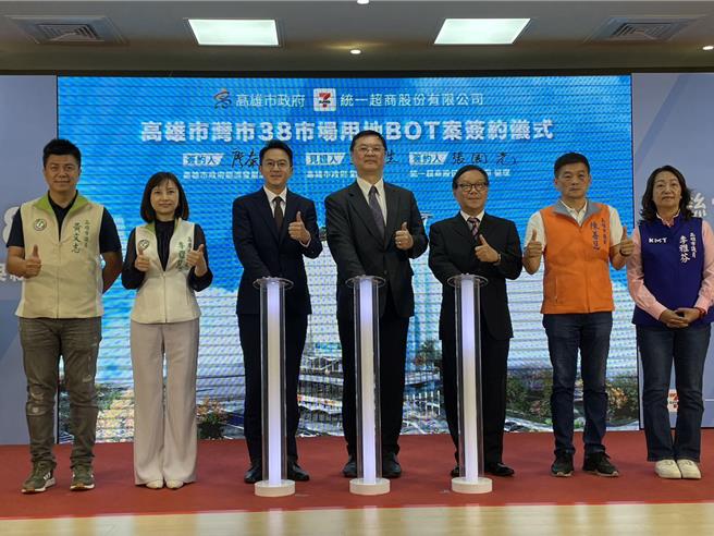 高市府聯手統一超商「灣市38BOT案」26日正式簽約，該案由高雄市政府經濟發展局長廖泰翔代表高市府與統一超商股份有限公司協理張國光簽約，並由高雄市副市長羅達生擔任見證人。（洪浩軒攝）