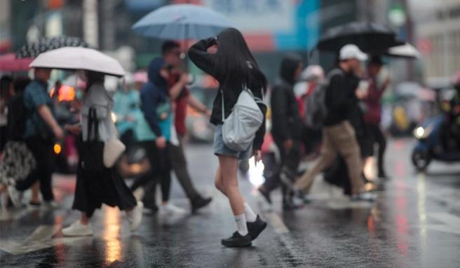 气象署针对10个县市发布大雨特报。（本报资料照）