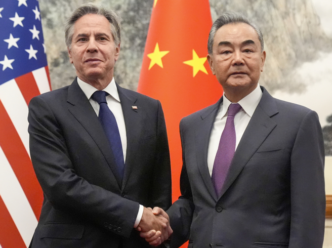 美國國務卿布林肯（左）周五（26日）在北京釣魚台國賓館會見了中國大陸外交部長王毅。（美聯社）