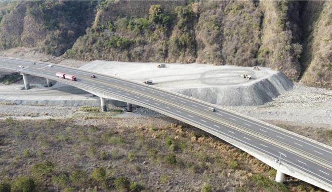 環團指控水利署將鳥嘴潭的廢土堆置烏溪破壞生態；中水分署強調是培厚工法進行河道治理。（台灣石虎保育協會提供／楊靜茹南投傳真）