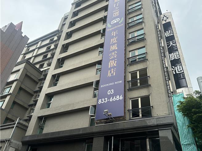 花莲市区蓝天丽池饭店23日地震后再度受创。（王志伟摄）