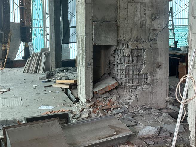 花莲市区蓝天丽池饭店23日地震后再度受创。（王志伟摄）