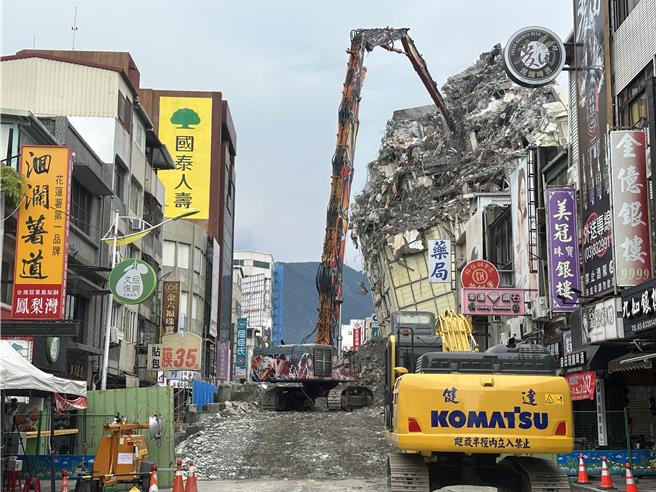 「富凯大饭店」採类似V字型方式，从前面拆除降低载重，预计两周拆完。（王志伟摄）