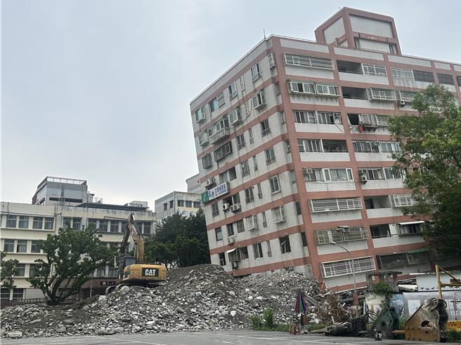 倾斜的「统帅大楼」预计明天周六开拆。（王志伟摄）