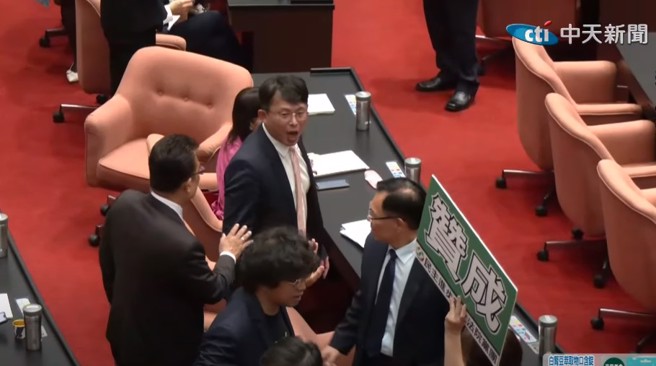 民进党立委范云今在立法院表决时，不满民眾党团出席不投票，前去质问民眾党团总召黄国昌，让黄国昌当场暴怒回呛「我有欠你喔」。(截自中天新闻直播)