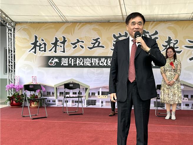第二度蒞臨柏村國小校慶的郝龍斌，看到學校辦學的亮麗績效，也替父親感到欣慰。(于家麒攝)
