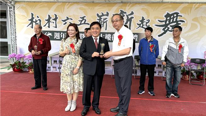 前台北市長郝龍斌(中)代表柏村國小，頒發獎座予第6屆傑出校友前金門縣議會副議長謝東龍(右)。(于家麒攝)