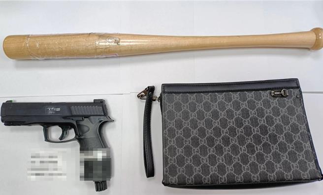 警方查扣鎮暴槍、82顆鋼珠彈等證物。（翻攝照片／洪靖宜高雄傳真）