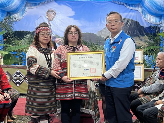 苗栗縣泰雅族北勢群Gaga口述傳統保存者楊忠義長老日前辭世，苗栗縣政府特頒褒揚狀。（苗栗縣政府提供／謝明俊苗栗傳真）