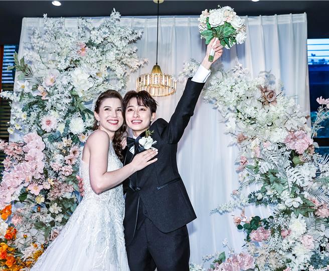 郑靓歆（右）、Aky散发幸福氛围。（罗永铭摄）