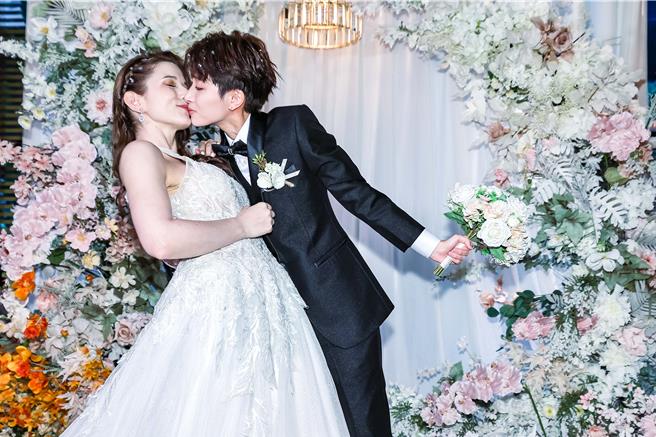 郑靓歆（右）亲吻Aky。（罗永铭摄）