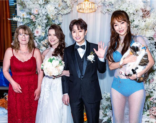 胡文英（右起）一袭蓝色比基尼出席郑靓歆、Aky婚宴，左为Aky妈妈。（罗永铭摄）