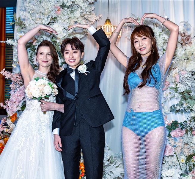 胡文英（右起）对女儿的感情相当开明，十分支持郑靓歆、Aky恋爱结婚。（罗永铭摄）