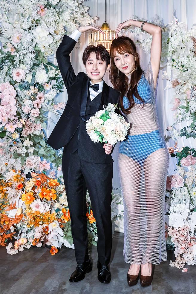 郑靓歆（左）跟妈妈胡文英感情要好。（罗永铭摄）