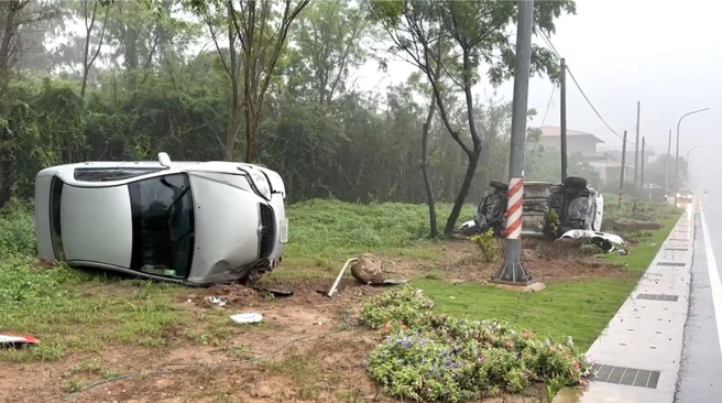 金门环岛北路和高阳路交叉路口附近今早发生车祸，2辆自小客车行经该路段时，疑似因后车驾驶恍神，加上天雨路滑、视线不佳，导致后车追撞前车，2车同时翻覆路边成「站杯」，吓坏路过民眾。(图／民眾提供)