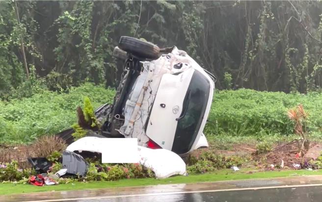 猛烈撞击下2车均翻覆路边成站立状态，保险杆等物品散落一地，吓坏路人，所幸2名驾驶均意识清楚，仅受到惊吓、手脚些微擦挫伤。(图／民眾提供)