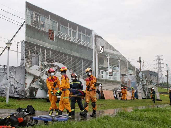 台北市政府26日举行「113年灾害防救演习」，针对台北市发生大规模震灾办理实兵演练，採半预警、无脚本、不压缩时序方式，于士林、北投两区进行建物倒塌、火灾、车祸、大量伤病患等人命救助，场面十分逼真。（赵双杰摄）