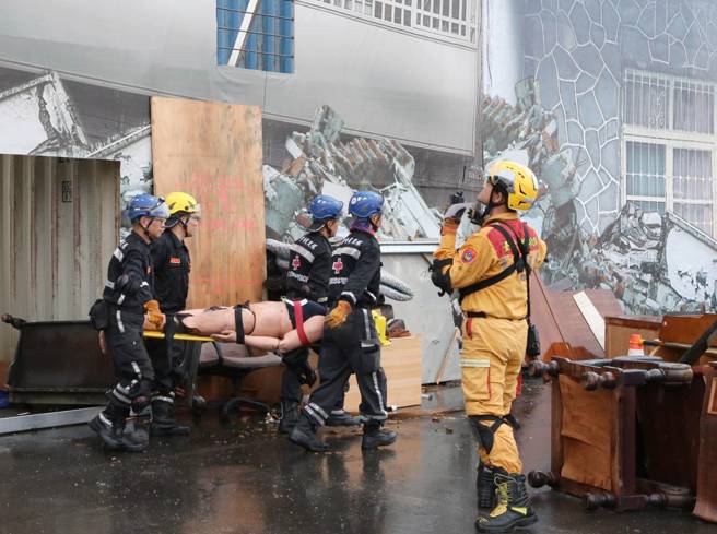 台北市政府26日举行「113年灾害防救演习」，针对台北市发生大规模震灾办理实兵演练，採半预警、无脚本、不压缩时序方式，于士林、北投两区进行建物倒塌、火灾、车祸、大量伤病患等人命救助，场面十分逼真。（赵双杰摄）