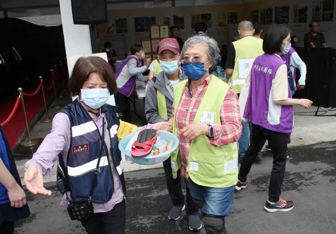 台北市政府26日举行「113年灾害防救演习」，选定士林官邸为防灾公园，参加演习人员配合领取救难物资。（赵双杰摄）