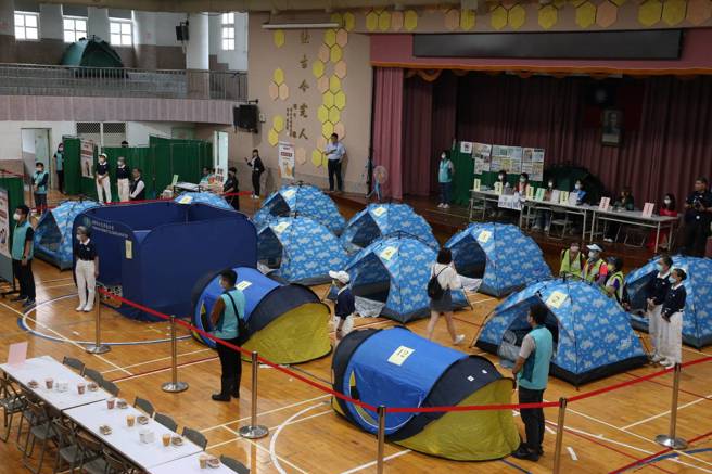 台北市政府26日进行「113年灾害防救演习」实兵演练，选定士林福林国小为收容安置学校，现场展示灾时收容民眾的帐篷。（赵双杰摄）