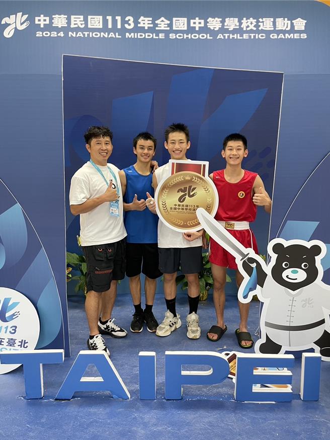 苗栗县立福星武术学校学生邱柏翔、魏宗玄及袁羽乐代表苗栗县参加2024年台北市全中运武术散打勇夺3面金牌。（苗栗县政府提供／谢明俊苗栗传真）