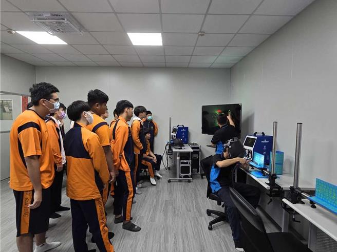 高分署重新整修銲接工場，將新科技AR模擬銲接機導入職業訓練，讓學員接觸多種情境，涉獵更多銲接技巧及應用範圍。（翻攝照片／洪靖宜高雄傳真）