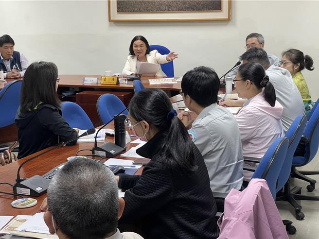 立委陈玉珍(后排中)昨日邀集金门数十位业者，与金管处、营建署官员召开协调会，针对国家公园范围内民宿、卖点、营区等缓收减租进行讨论。(图／陈玉珍服务处提供)