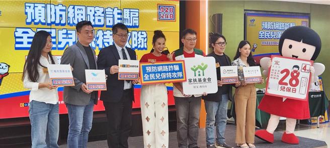 据家扶基金会调查，有38.4％儿少曾遇过网路诈骗，其中2成曾因此被诈骗，遭诈骗的儿少人更有近3成没有告诉他人。（林良齐摄）