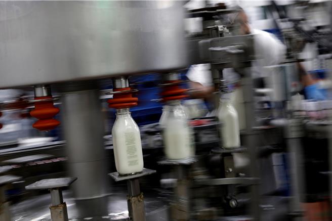 圖為牛奶示意圖，並非新聞事件相關牛奶產品。（路透社）