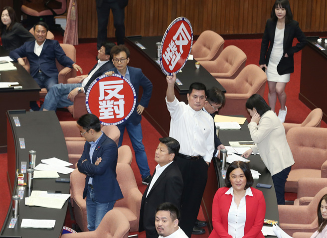 在立法院26日院會中，民進黨團針對國會改革等法案發動變更議程提案，表決中國民黨團高「反對」手牌，以人數優勢封殺民進黨提案。（姚志平攝）