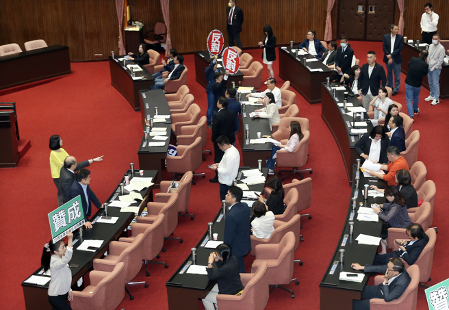 在立法院26日院會中，民進黨團針對國會改革等法案發動變更議程提案，表決中國民黨團高「反對」手牌，以人數優勢封殺民進黨提案。（姚志平攝）