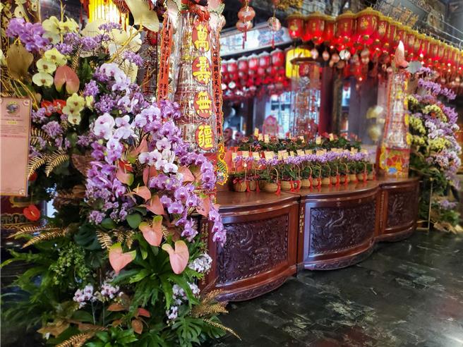 福華飯店供養給西螺福興宮太平媽祖的花柱3萬元，約有150株粉紅、淺紫、斑點、黃色等多種蘭花及觀葉植物混搭，擺放在大殿兩側，十分醒目大器。（周麗蘭攝）