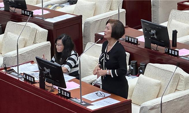 國民黨台北市議員汪志冰（右）26日指出，5年來北市衛生局的稽查人員，離、調職率高達4成，且稽查人員招聘不易，恐成人力缺口。（丁上程攝）