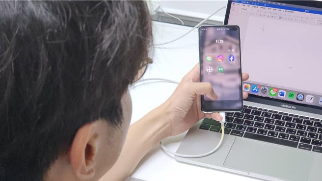 北市劳动局首创「台北市事业单位实施居家工作劳动条件保障指导原则」，其中首次提到尊重劳工「离线权」，让劳工在下班后可拒绝回覆工作讯息。(黄敬文摄)