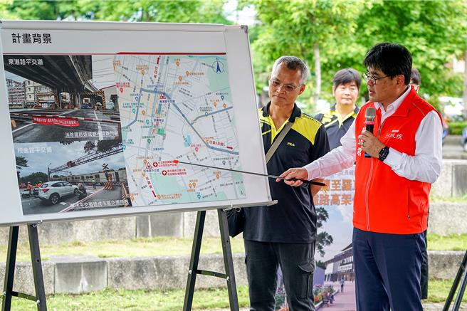 铁道局长杨正君（右一）今天说明宜兰铁路高架计画，该计画能消除9处平交道与4座陆桥，对宜兰交通安全与地方发展相当重要。（李忠一摄）