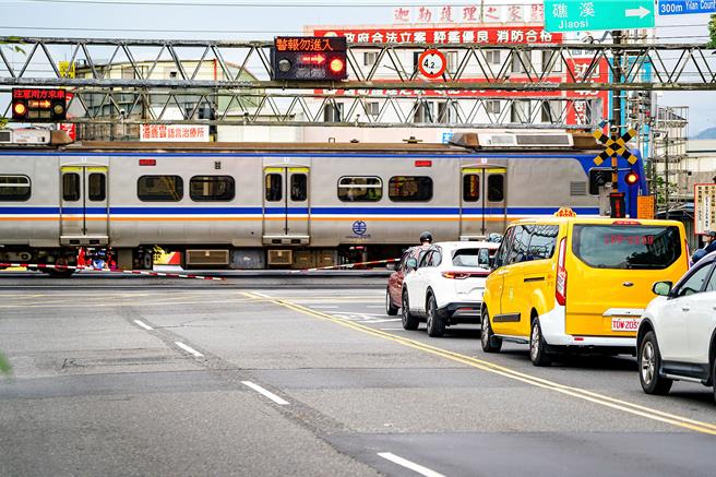 宜兰铁路高架可消除9处平交道，图为其中之一的宜兰市校舍路平交道。（李忠一摄）