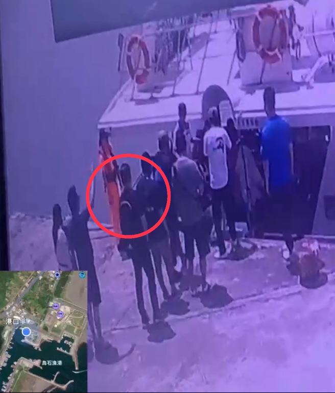 礁溪分局与海巡调阅码头监视器影像，以及船上游客提供船上出游照，却有见到古姓医师在船上拍照的背影，经家属确认就是本人。（图 / 民眾提供）