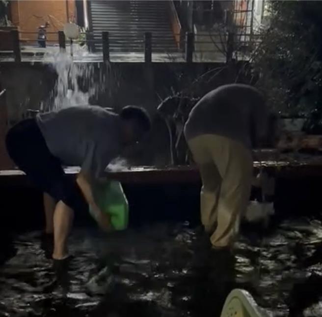 中山大學宿舍昨日出現淹水狀況。（讀者提供／洪靖宜高雄傳真）