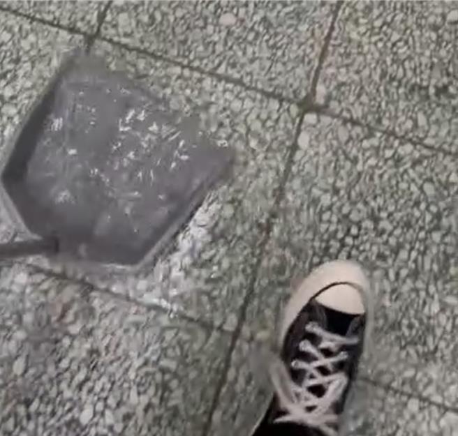 中山大學宿舍昨日出現淹水狀況。（讀者提供／洪靖宜高雄傳真）