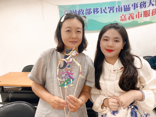 大陆新住民美仪(左)开心地拿着成品和讲师蔡佳伸(右)合影。(移民署嘉义市服务站提供)